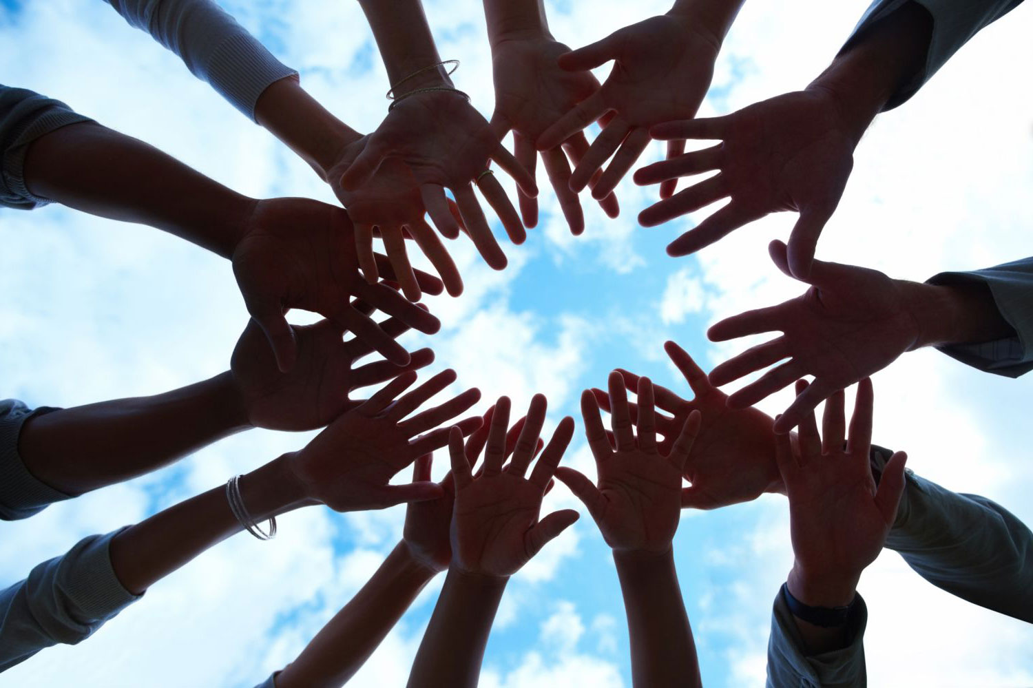 Ausgestreckte Arme bilden einen Händekreis